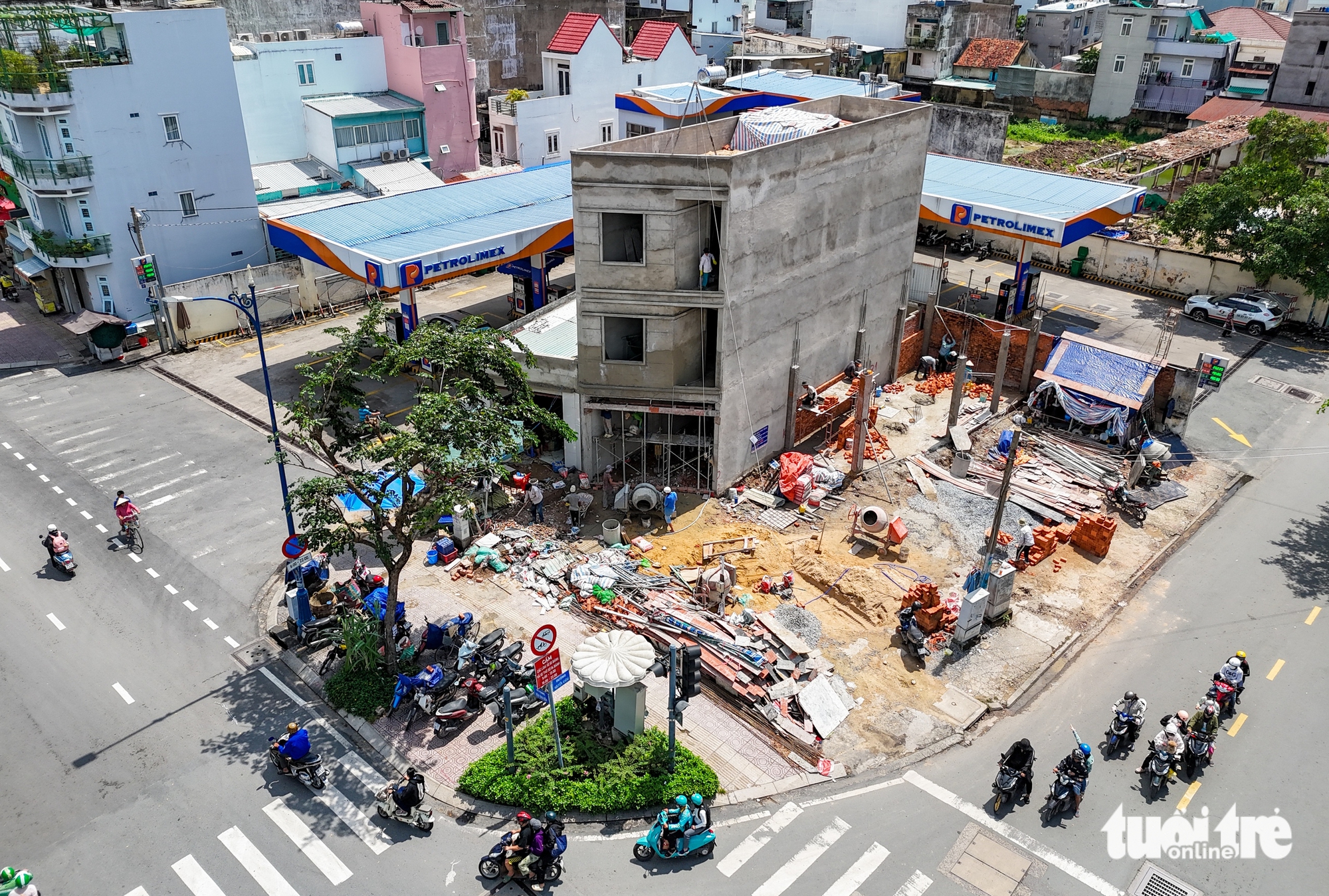 Người dân dỡ nhà, giao đất làm cầu đường Nguyễn Khoái - Ảnh 1.