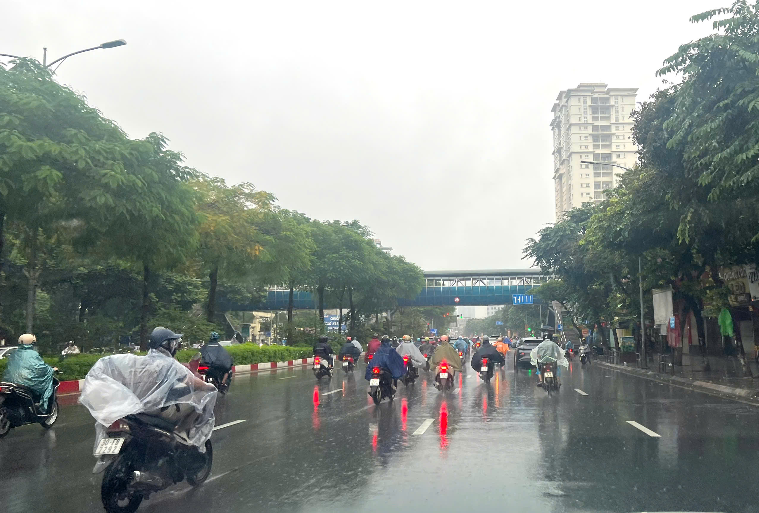 Nhiều tuyến phố Hà Nội kẹt cứng trong mưa - Ảnh 11.