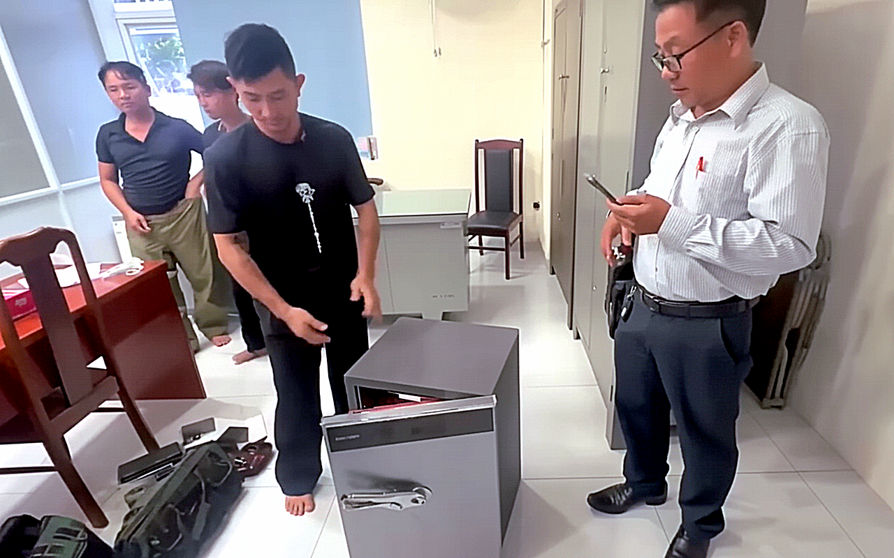 Đống sổ đỏ và 'tan xác' - Ảnh 1.