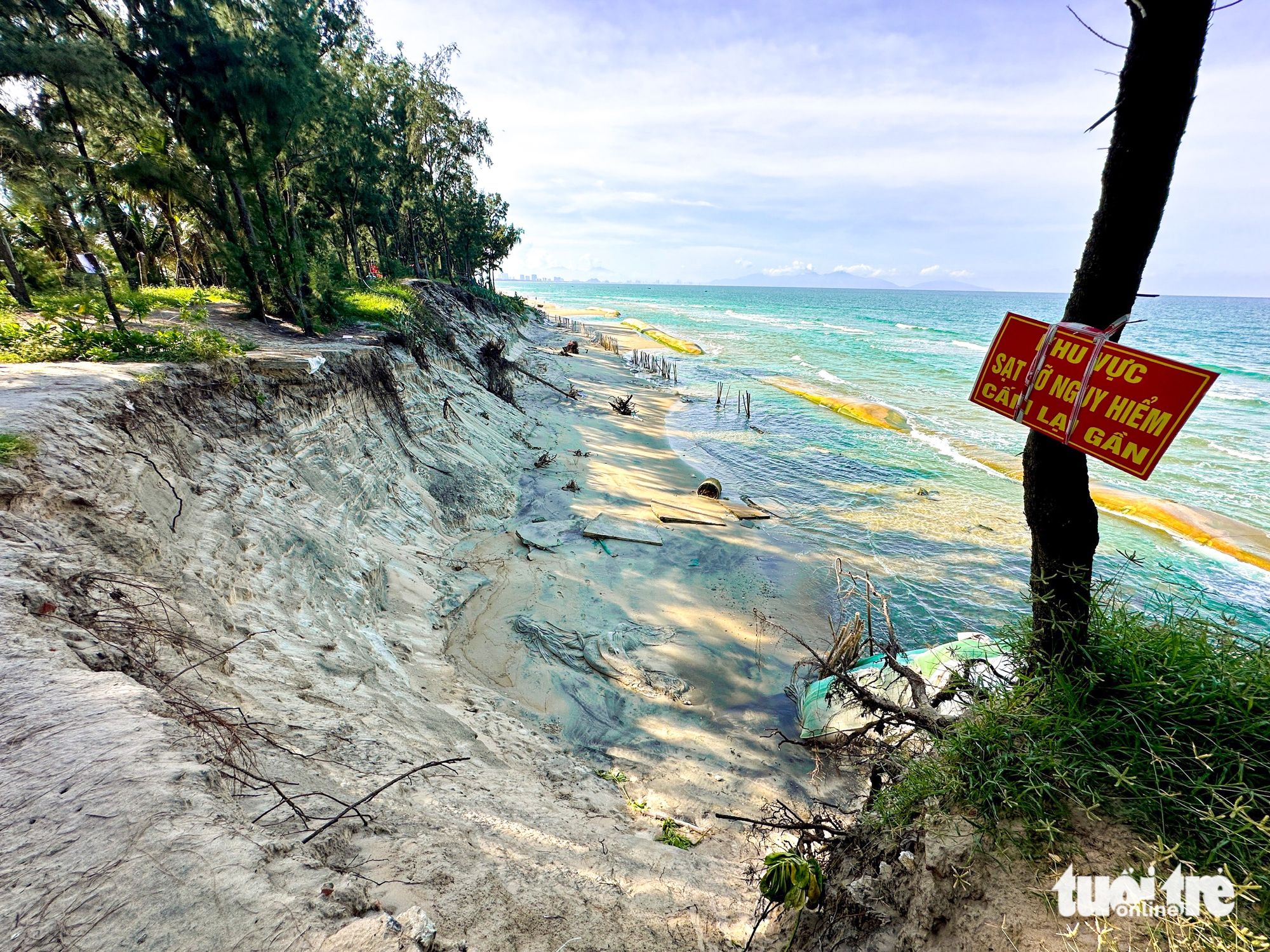 Bờ biển Hội An sạt lở, nhiều hộ kinh doanh thấp thỏm lo lắng - Ảnh 1.