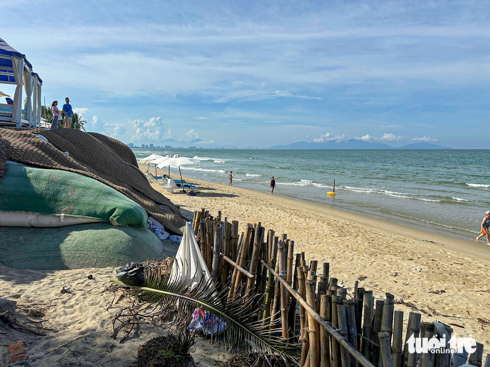 Bờ biển Hội An sạt lở, nhiều hộ kinh doanh thấp thỏm lo lắng - Ảnh 5.