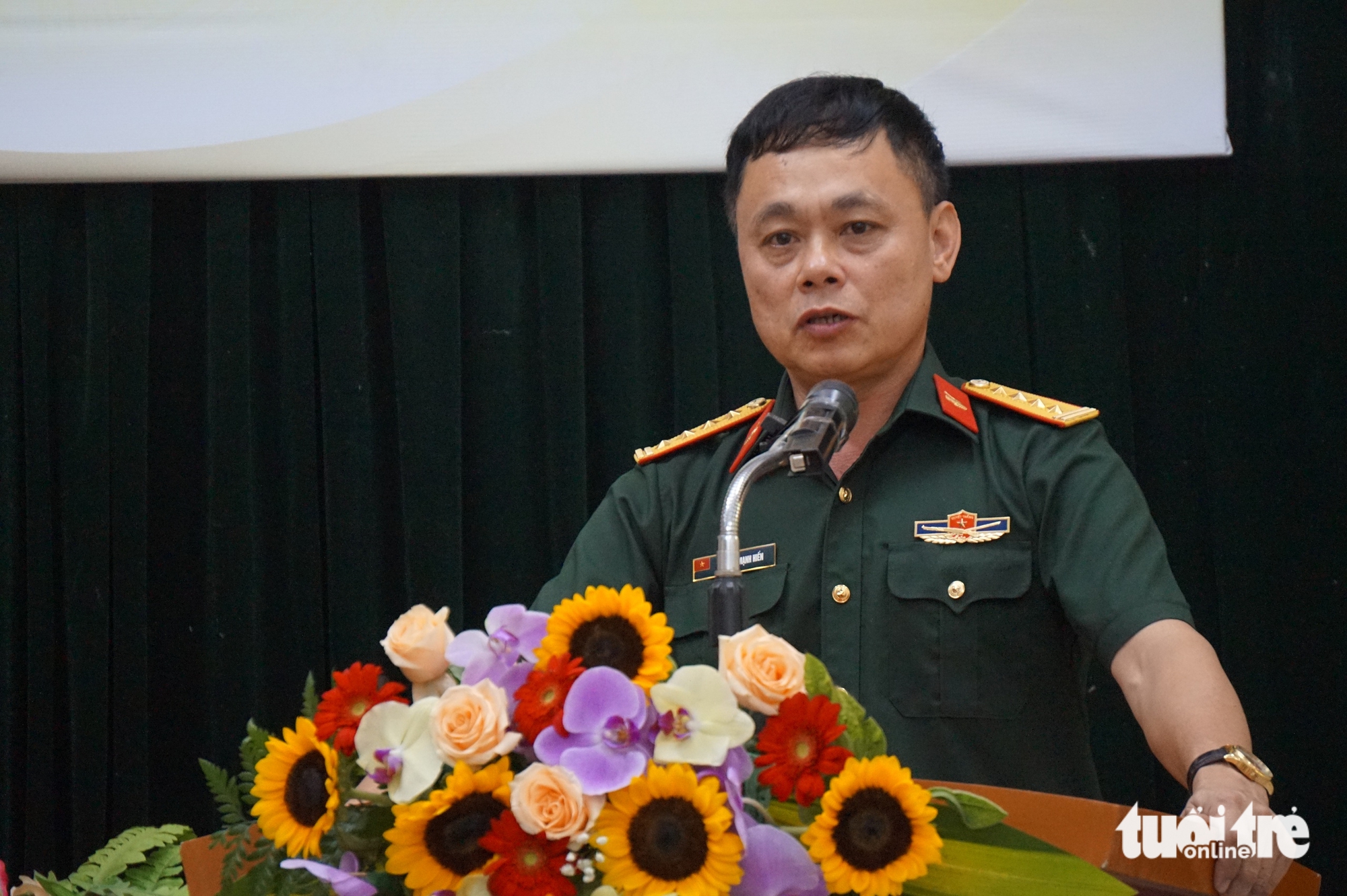 Mong có những ‘Mưa đỏ’ của thời bình - Ảnh 1.