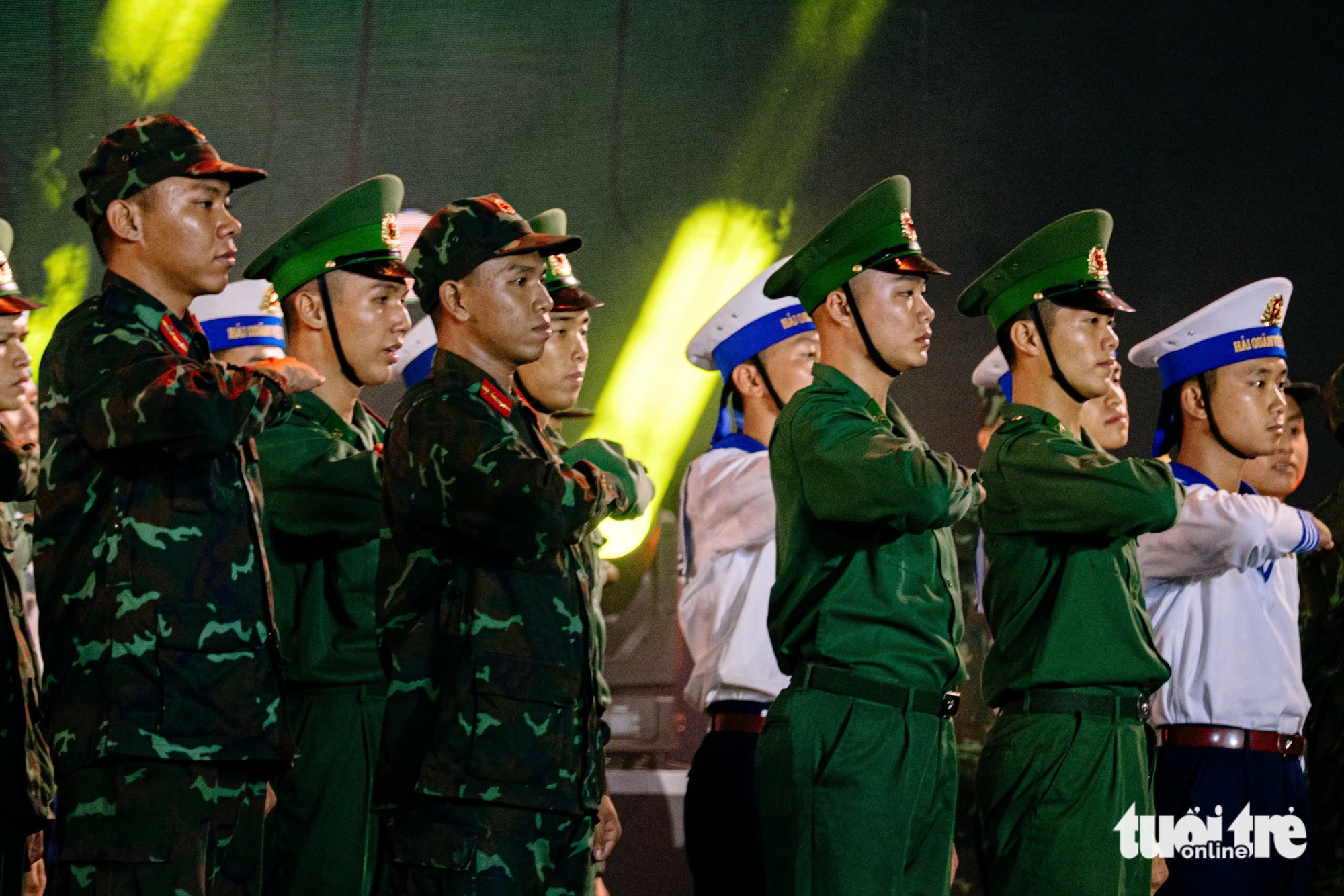 'Dưới ánh sáng quang vinh' mừng thành công Đại hội đại biểu Đảng bộ TP.HCM lần I - Ảnh 6. 'Dưới ánh sáng quang vinh' mừng thành công Đại hội đại biểu Đảng bộ TP.HCM lần I - Ảnh 6.