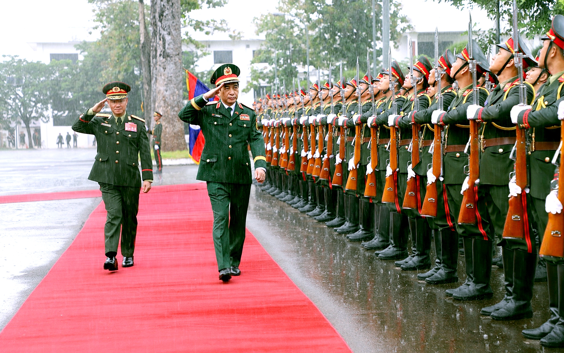 Top Lao leader visits Vietnam for Hanoi Convention signing ceremony - Ảnh 2.