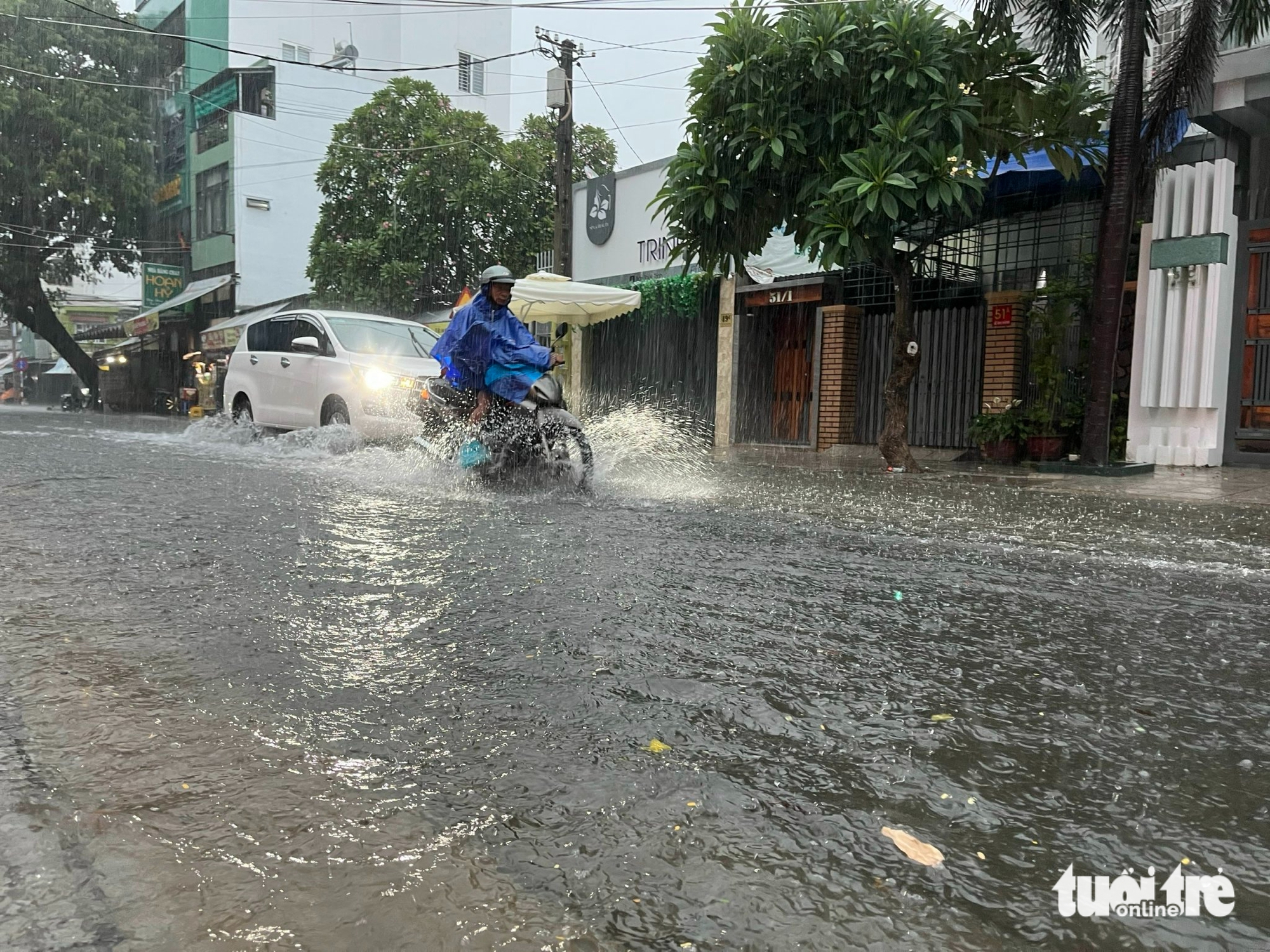 Mưa lớn gây ngập ở Nha Trang, đường Phạm Văn Đồng cống bung, đường vào chợ Đầm ngập nước - Ảnh 5. Nha Trang - Ảnh 4.