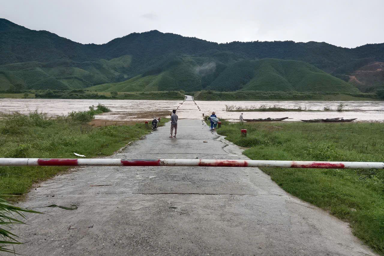 Mưa lớn gây sạt lở đường Hồ Chí Minh, ngập cục bộ ở vùng núi Quảng Trị - Ảnh 3.