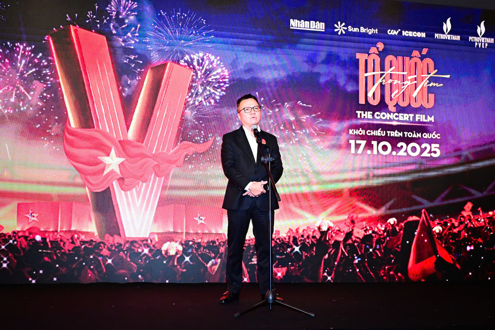 Khởi chiểu ‘Tổ quốc trong tim’ phiên bản ‘điện ảnh’ - Ảnh 1. Khởi chiếu ‘Tổ quốc trong tim’ phiên bản chiếu rạp - Ảnh 1.