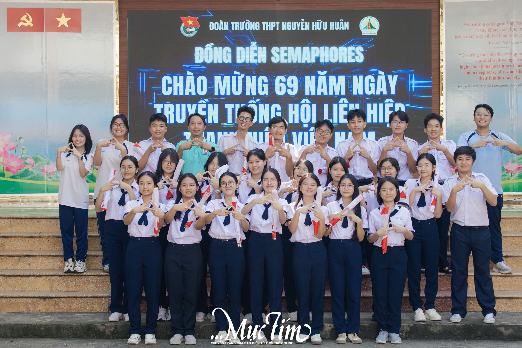 Teen Trường THPT Nguyễn Hữu Huân hào hứng đồng diễn semaphore giờ ra chơi - Ảnh 2.