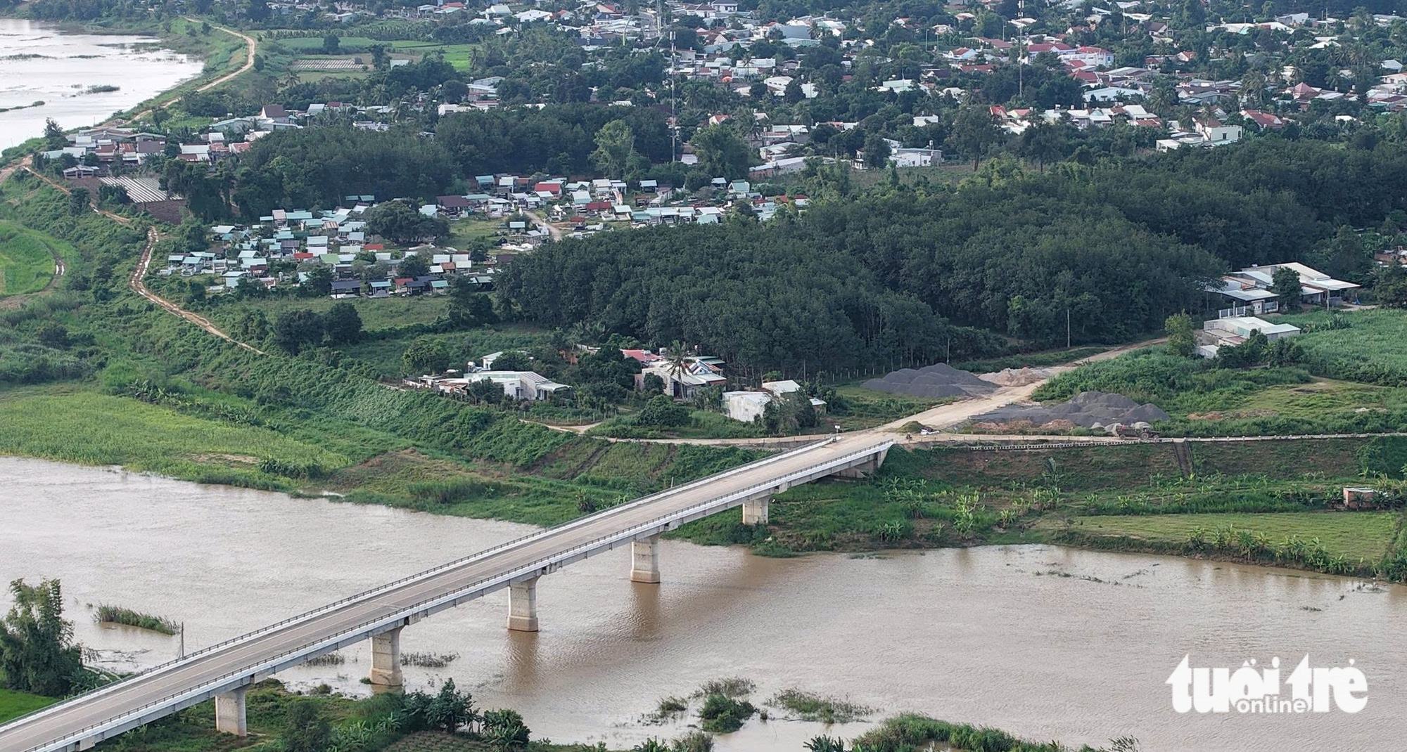 Cầu trăm tỉ 'mồ côi' vì đường dẫn làm 6 năm chưa xong - Ảnh 1.