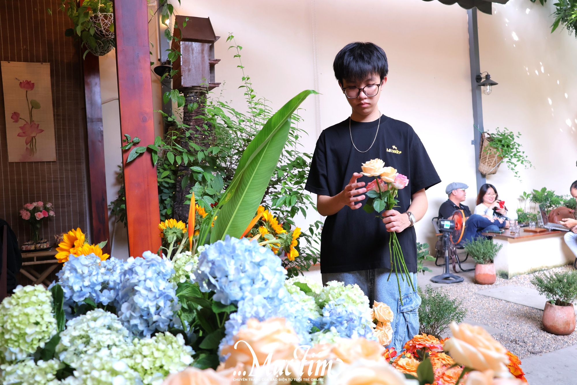 Tự tạo món quà 20-10 ý nghĩa cùng buffet hoa - Ảnh 2.