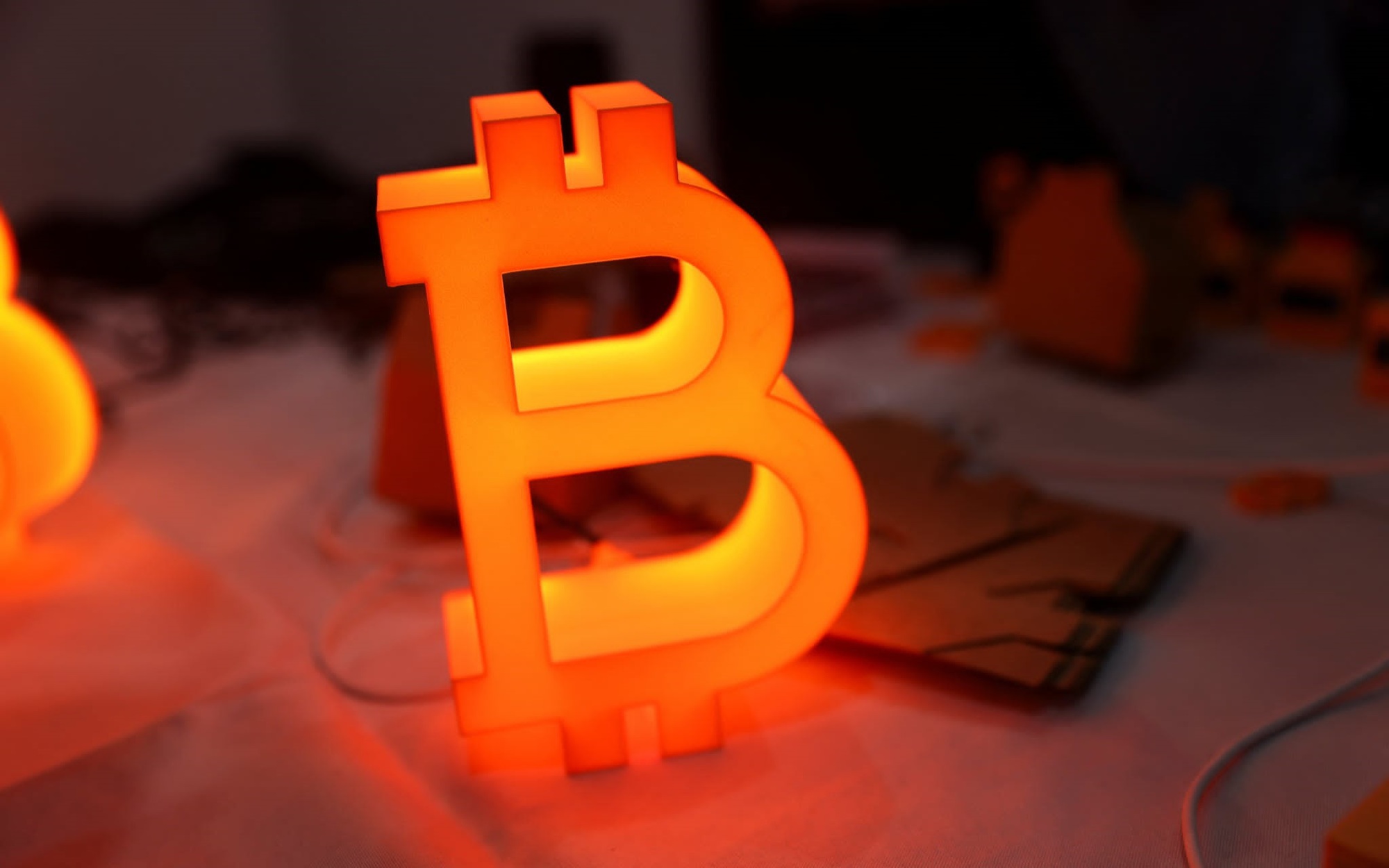 Công an triệt xóa nhóm lừa đảo đầu tư tiền ảo, giả mạo các sàn giao dịch quốc tế - Ảnh 1.