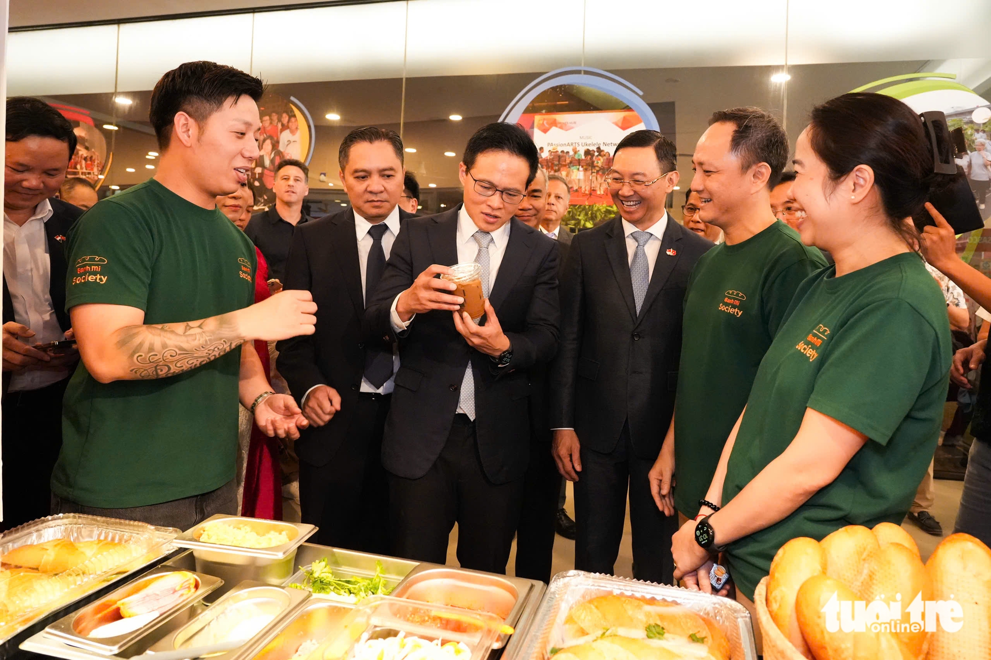 Quan khách Việt Nam và Singapore thưởng thức phở nóng thơm lừng tại Vietnam Phở Festival - Ảnh 5.