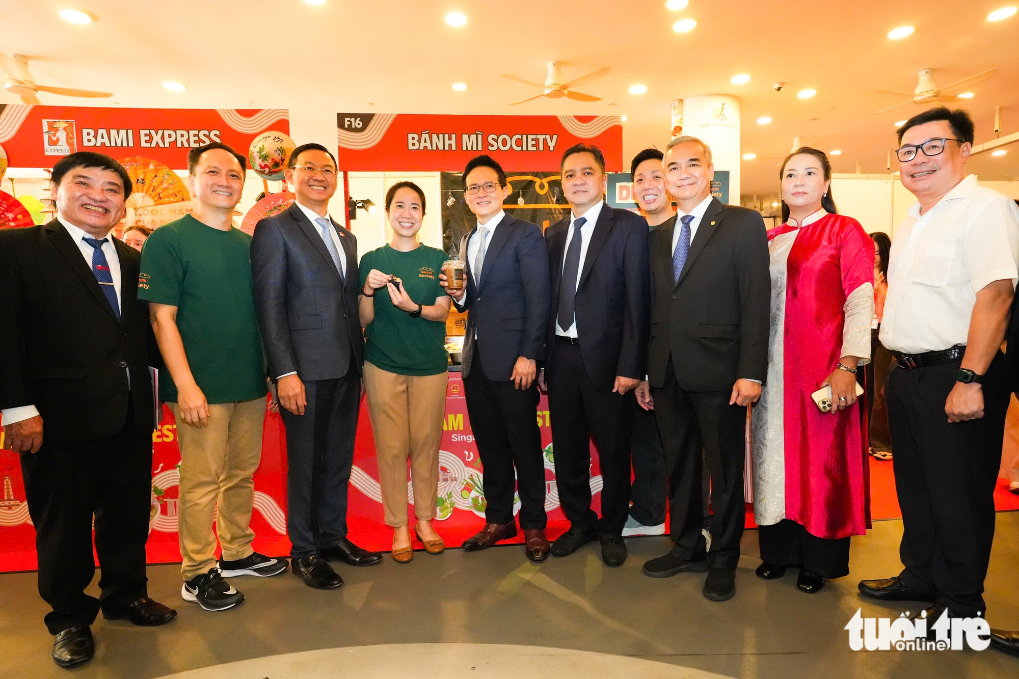Quan khách Việt Nam và Singapore thưởng thức phở nóng thơm lừng tại Vietnam Phở Festival - Ảnh 6.
