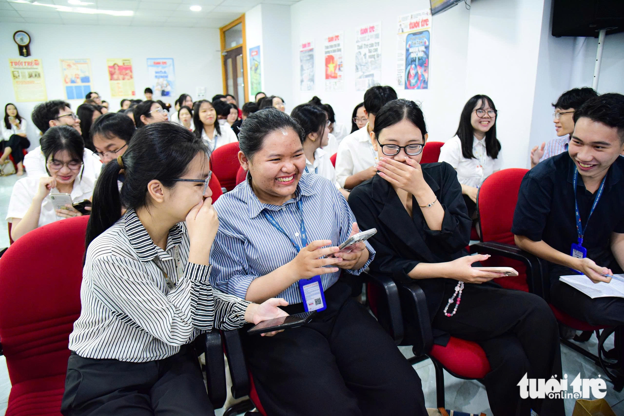 Sinh viên Trường ĐH Sư phạm TP.HCM tìm hiểu quy trình làm báo tại báo Tuổi Trẻ - Ảnh 6.