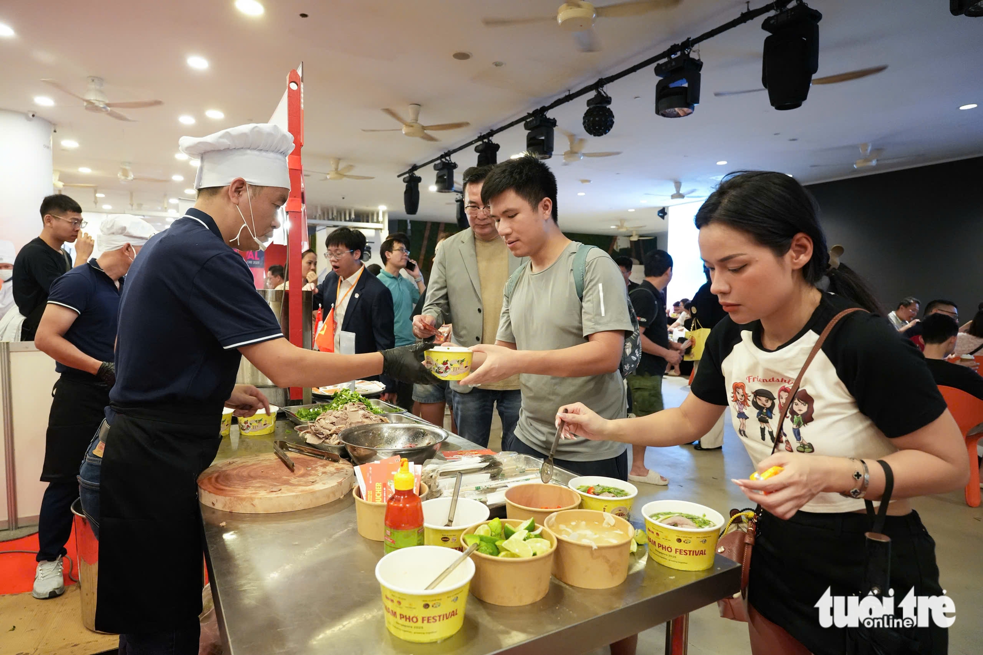 Vietnam Phở Festival vừa khai mạc: Phở cháy hàng, bún bò Huế và bánh mì chẳng kém - Ảnh 3.