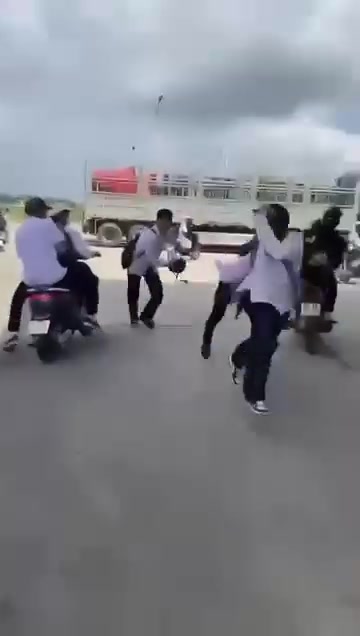 Student killed in fight outside school in Vietnam's Thanh Hoa - Ảnh 1.