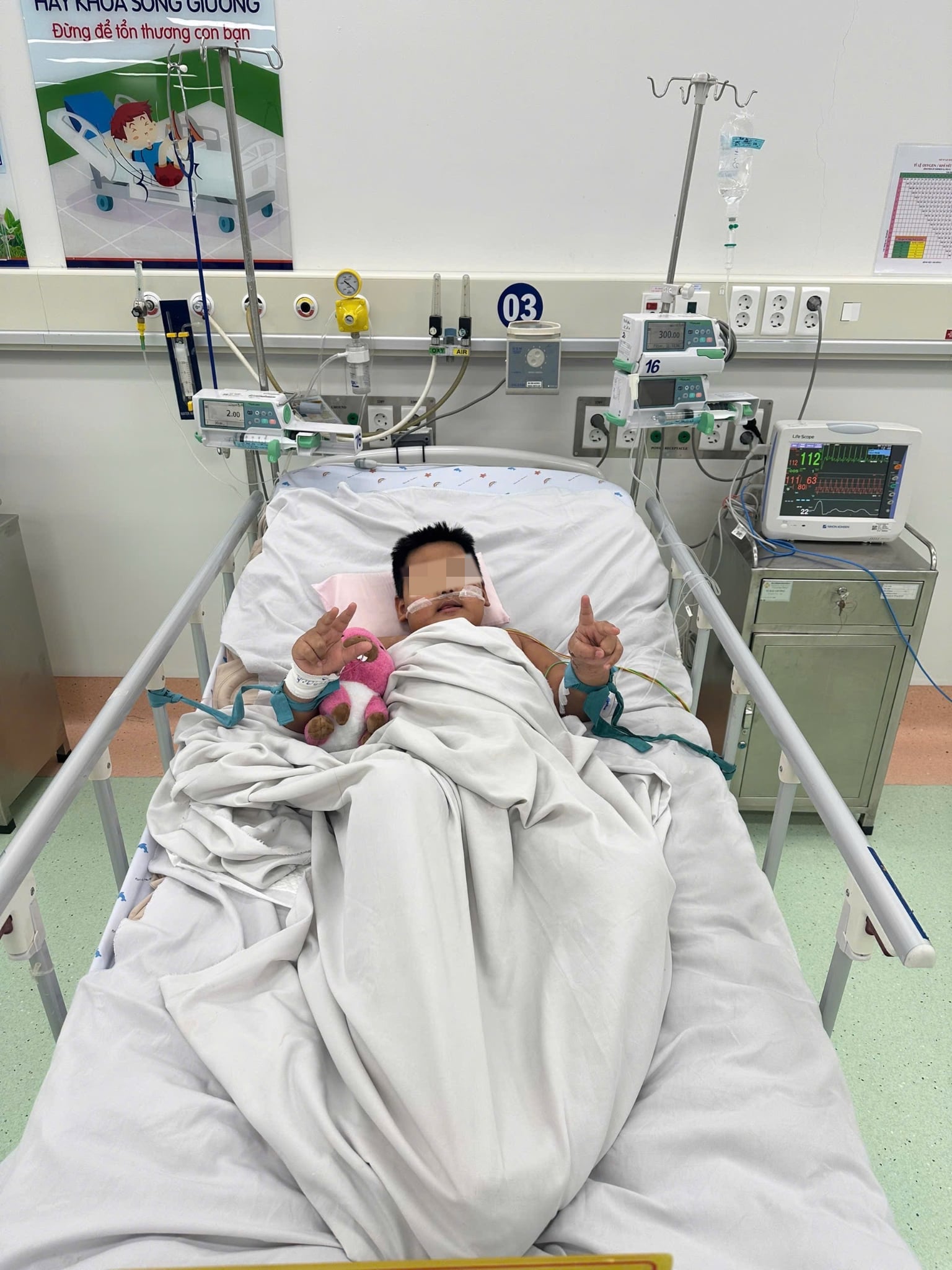 Bé trai 7 tuổi thoát chết ngoạn mục nhờ nỗ lực của bác sĩ Bệnh viện Nhi đồng 1 - Ảnh 1.