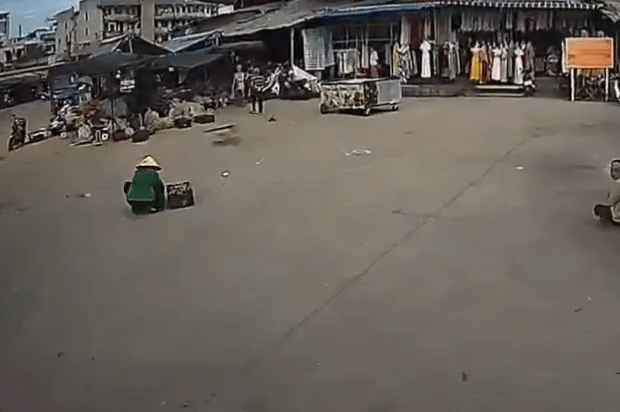 Lập lại trật tự lòng đường, an toàn giao thông tại chợ Đầm tròn Nha Trang - Ảnh 1.