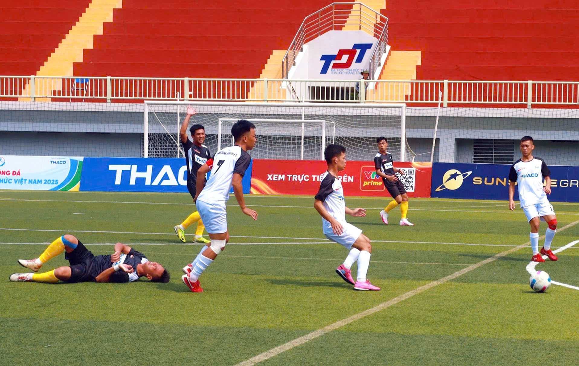 Sinh viên Đại học Nguyễn Tất Thành thực hành chụp ảnh bóng đá: Hơn cả một trải nghiệm - Ảnh 11.