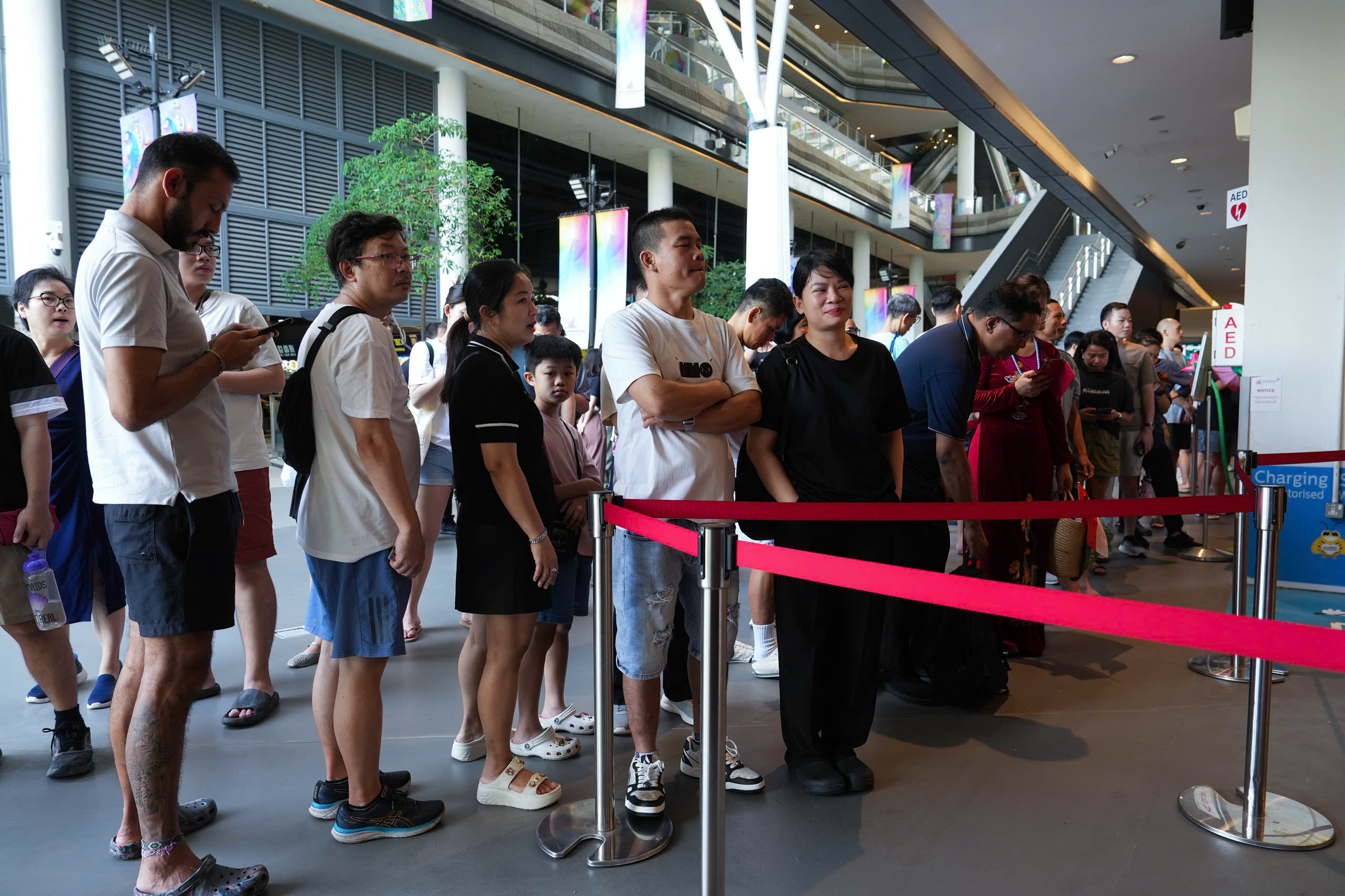 Người Singapore xếp hàng ở Vietnam Phở Festival: Hôm qua đã đông, nay càng đông hơn - Ảnh 3.