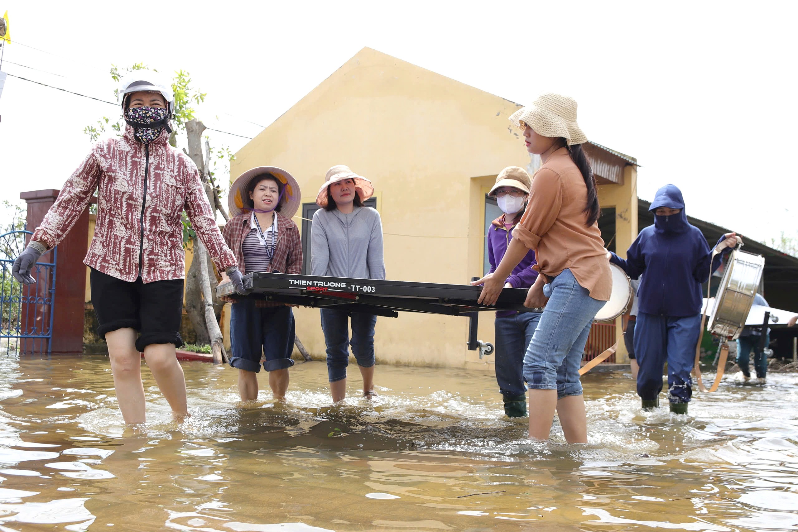 Dồn sức sửa trường đón học trò sau bão - Ảnh 1.