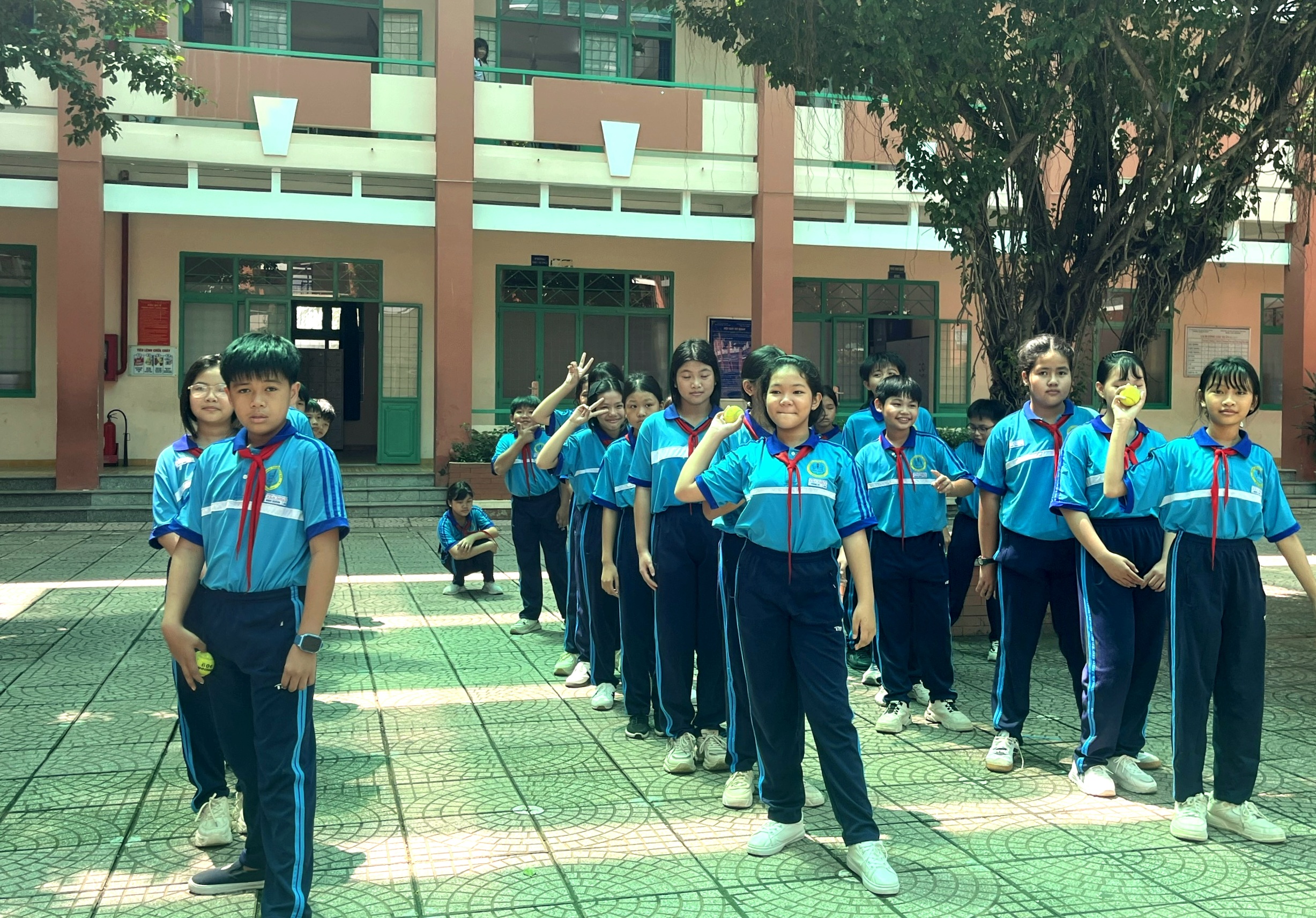 Phụ huynh nói trường thu phí giữ xe đạp của học sinh 4.000 đồng/ngày là quá cao - Ảnh 1.