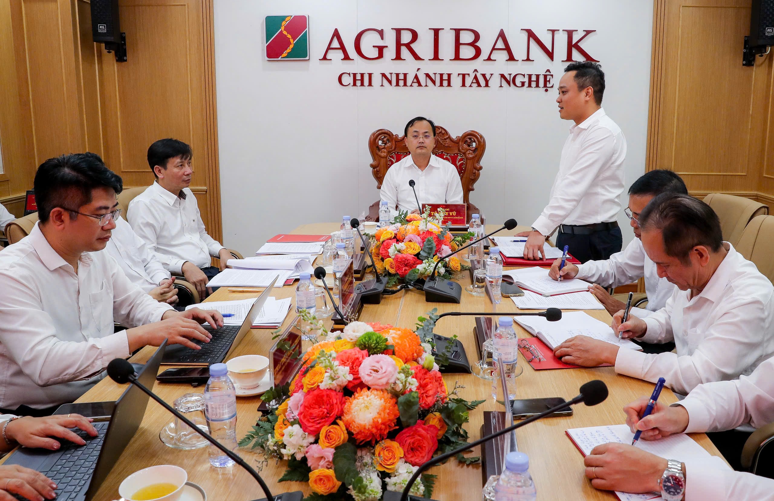 Chủ tịch Agribank chỉ đạo khắc phục hậu quả bão số 10 tại Nghệ An - Ảnh 2.