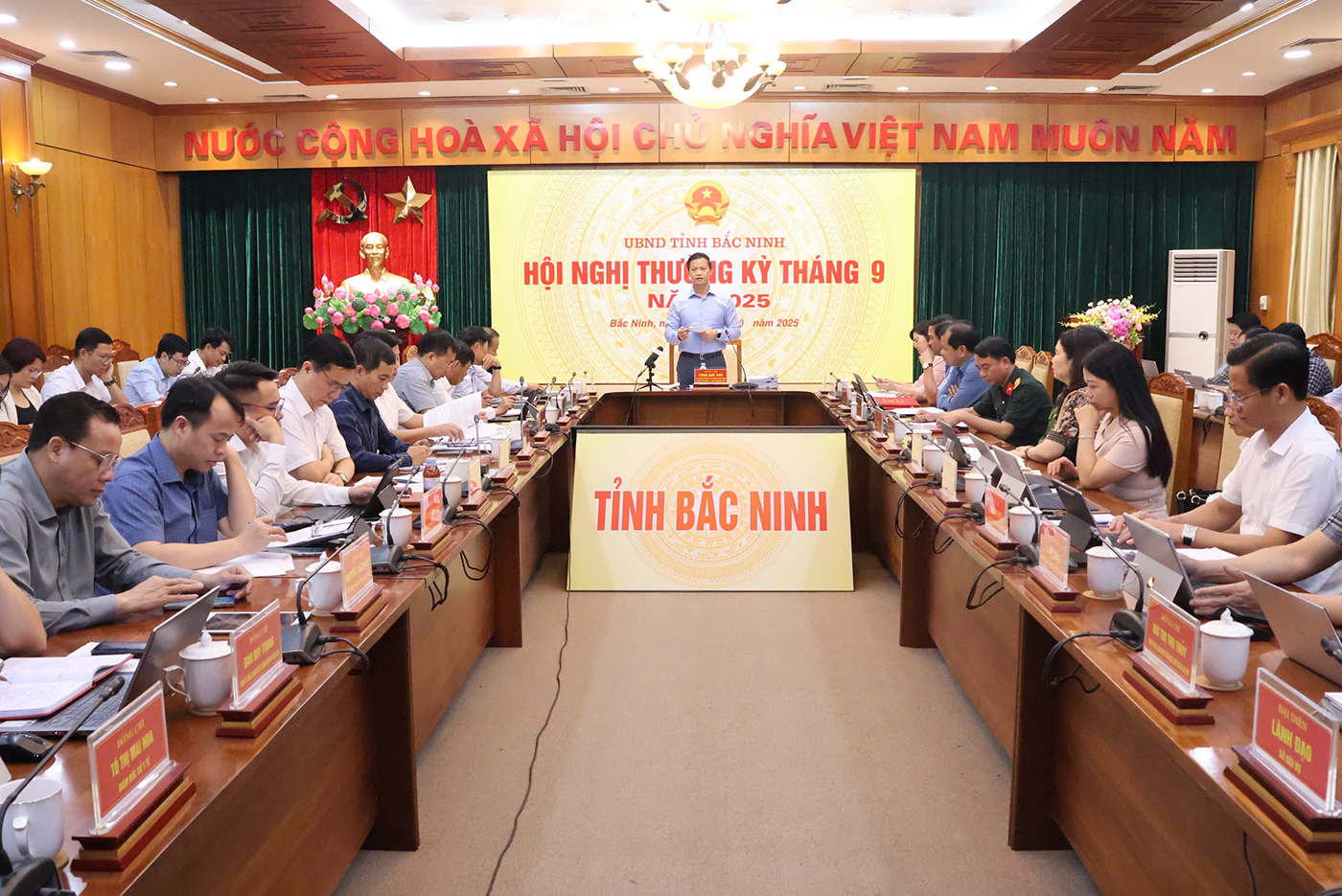 សំណើបែងចែកថវិកាចំនួន ១៤៧ ពាន់លានដុងជួយដល់មន្ត្រីដែលរងផលប៉ះពាល់ដោយការរៀបចំអង្គភាពរដ្ឋបាលឡើងវិញ - រូបថត ១. Bắc Ninh dự kiến chi 147 tỉ đồng hỗ trợ cán bộ bị ảnh hưởng bởi sắp xếp - Ảnh 1.