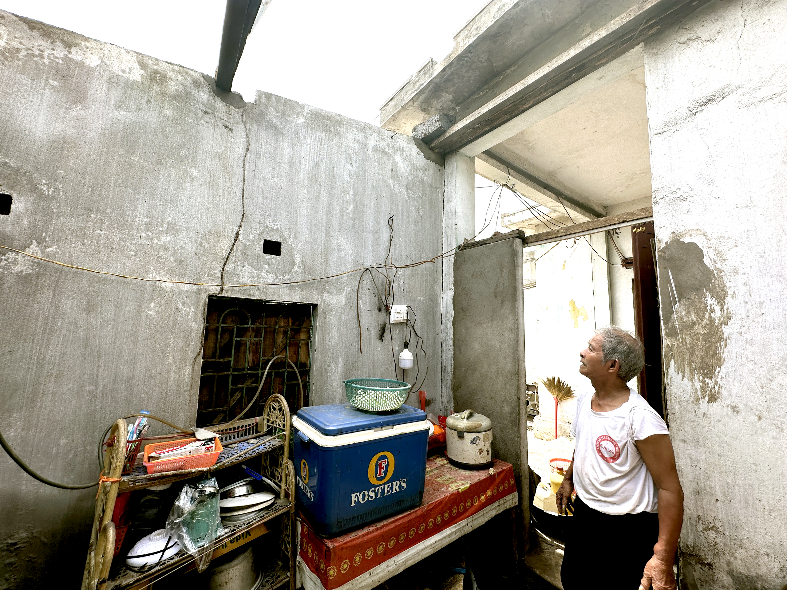 Thủ tướng: Đẩy nhanh hỗ trợ người dân bị sập nhà, tốc mái, điều trực thăng ứng cứu vùng chia cắt - Ảnh 1.