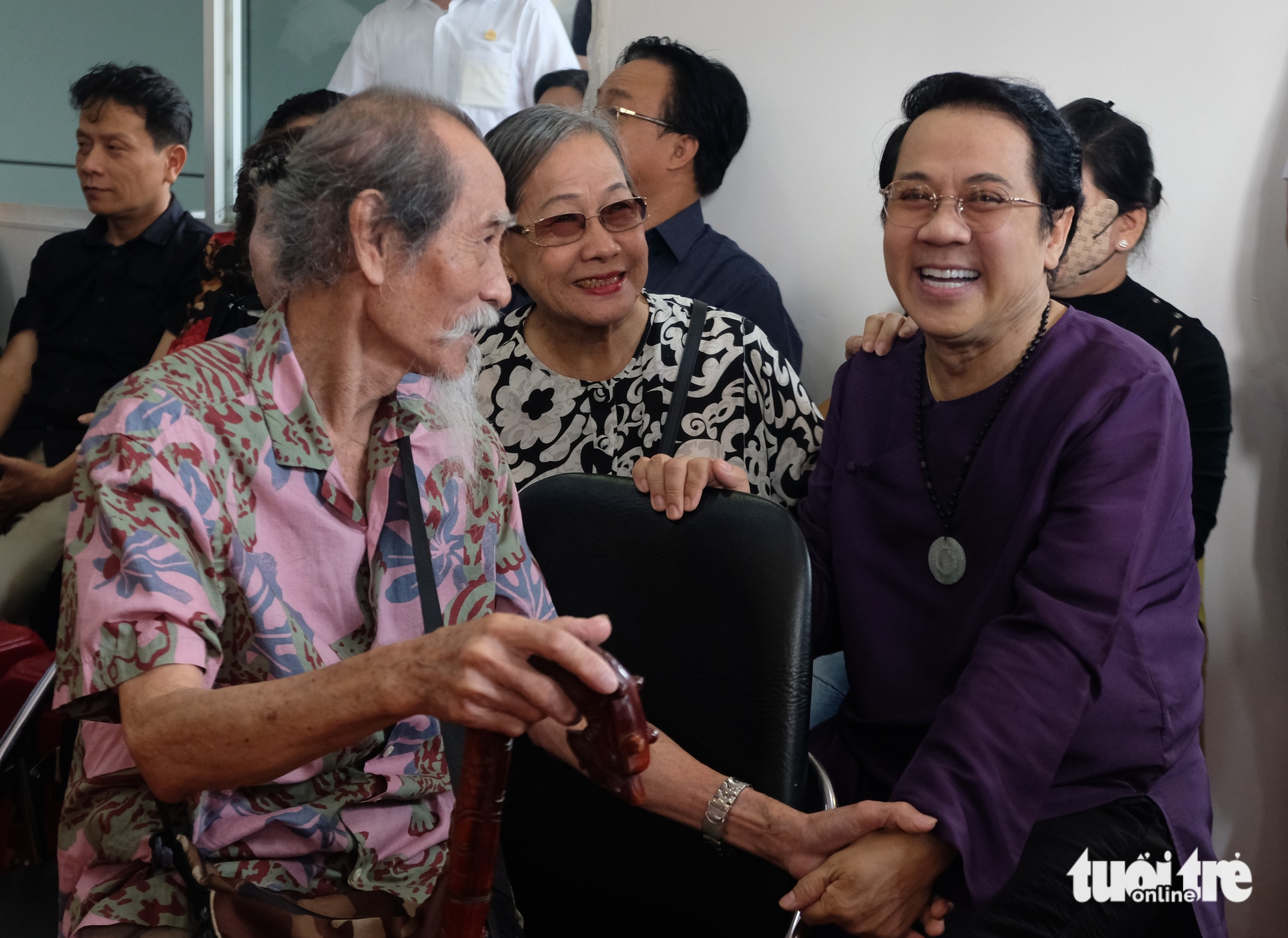 ប្រាក់ទាំងអស់ដែលបានមកពីការផ្តល់ជូនខួបមរណភាពរបស់រោងមហោស្រពគឺសម្រាប់ប្រជាជនដែលរងផលប៉ះពាល់ដោយព្យុះ Bualoi - រូបថតទី 3 ។ Toàn bộ tiền cúng giỗ tổ sân khấu dành giúp đồng bào bị ảnh hưởng bão Bualoi - Ảnh 3.