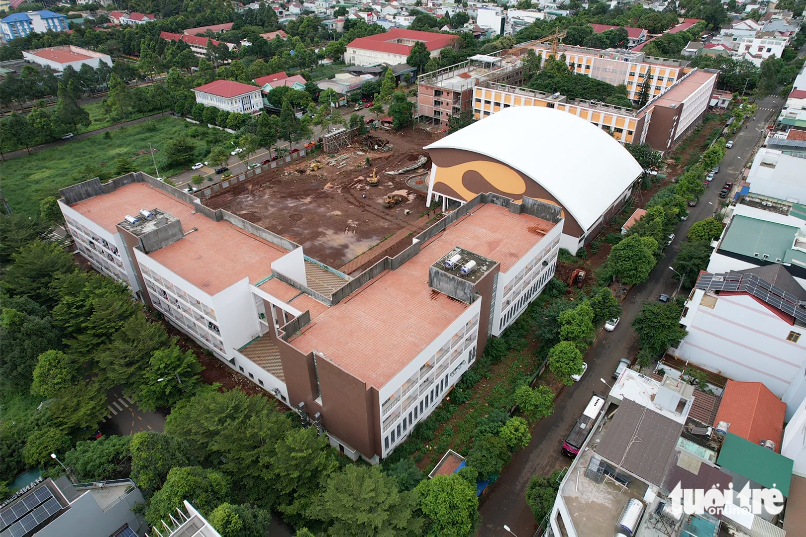 Đề xuất chưa được phê duyệt, trường học xây tường rào lấn vỉa hè, dân bức xúc- Ảnh 1.