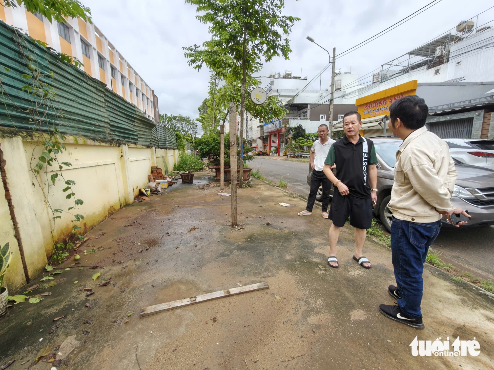 សំណើមិនទាន់អនុម័ត សាលាសង់របងរំលោភចិញ្ចើមផ្លូវ ប្រជាពលរដ្ឋតូចចិត្ត - រូបថត ២. Đề xuất chưa được phê duyệt, trường học xây tường rào lấn vỉa hè, dân bức xúc - Ảnh 2.