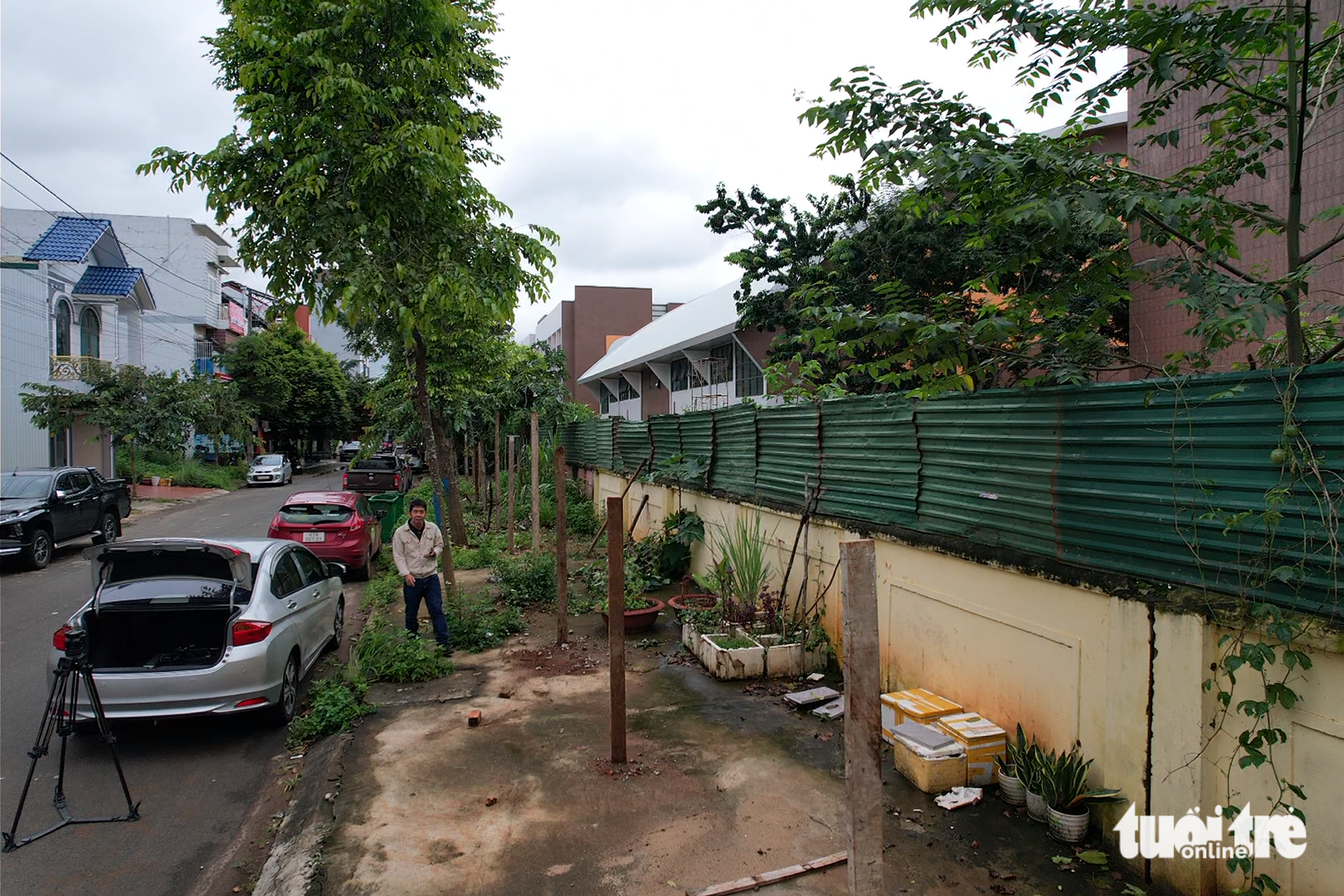 សំណើមិនទាន់អនុម័ត សាលាសង់របងរំលោភចិញ្ចើមផ្លូវ ប្រជាពលរដ្ឋតូចចិត្ត - រូបថត ៤. Đề xuất chưa được phê duyệt, trường học xây tường rào lấn vỉa hè, dân bức xúc - Ảnh 4.