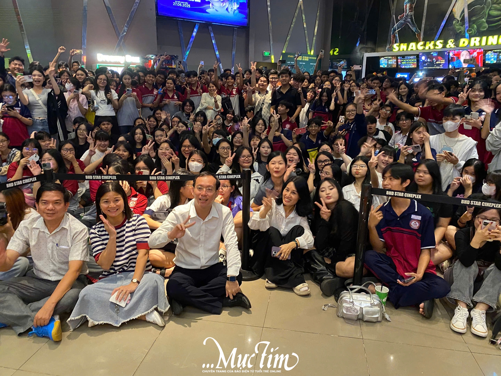 Hơn 1.400 teen Trường THPT Tạ Quang Bửu giao lưu với đoàn phim Tử chiến trên không - Ảnh 3.