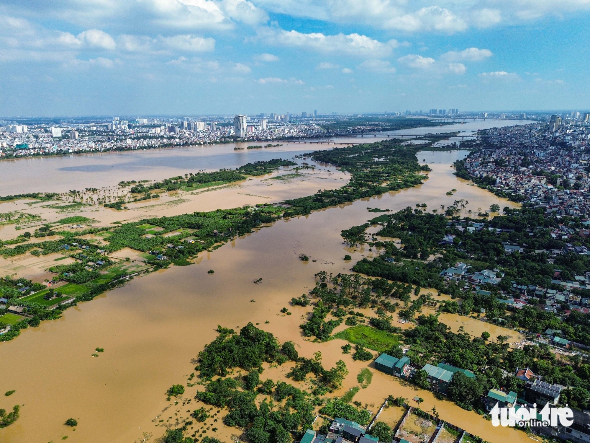 Sống giữa con nước ở Hà Nội trong ngày lũ sông Hồng đạt đỉnh - Ảnh 2.