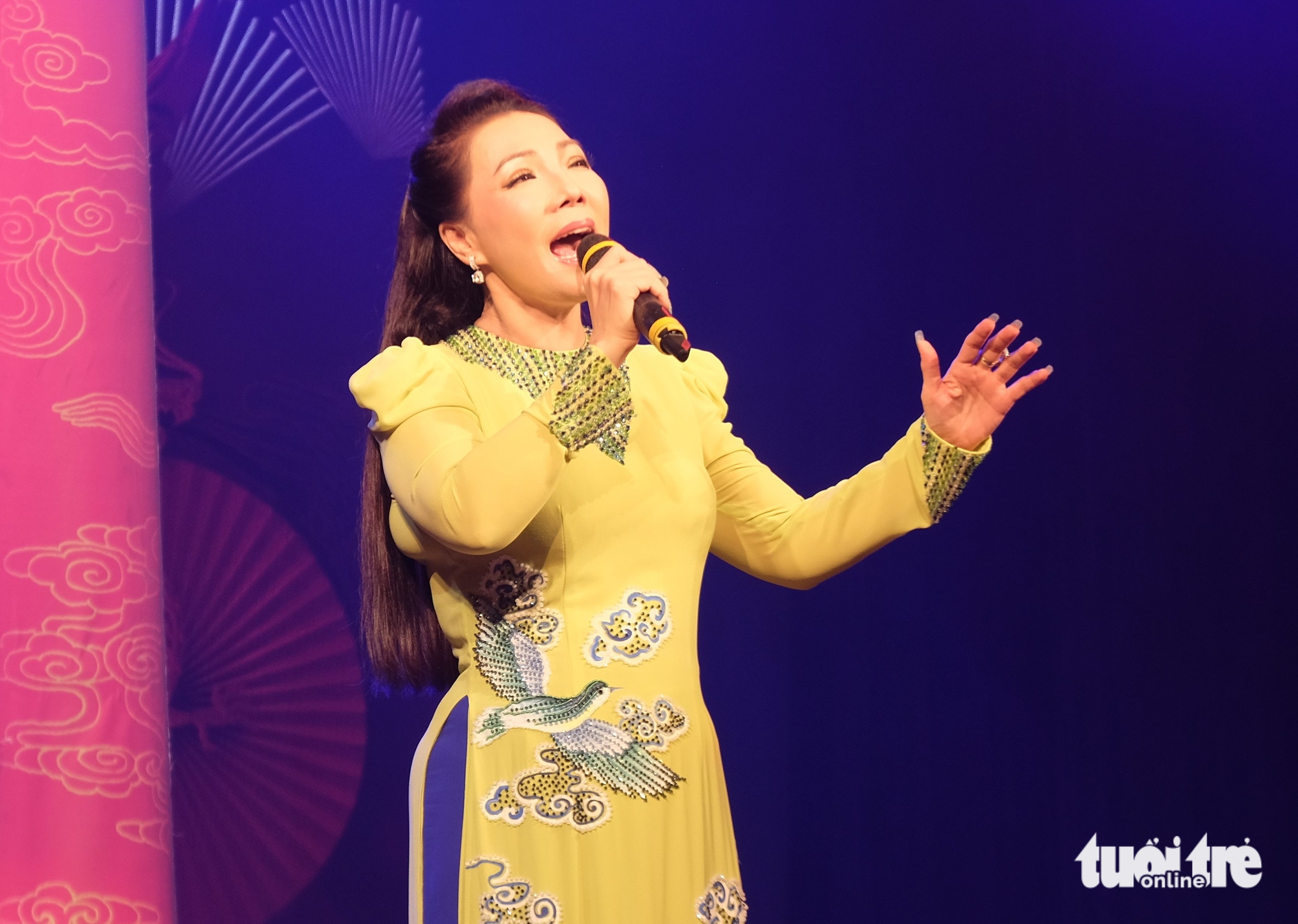 ចូវថាញ់, ភួងហាំង, ខេមធៀន, អ្នកចម្រៀងវ៉ុងកូវដែលដកដង្ហើមវែងៗបីនាក់ជួបជុំគ្នាឡើងវិញ - រូបថត ២. Châu Thanh, Phượng Hằng, Cẩm Tiên - ba giọng ca vọng cổ hơi dài hội ngộ - Ảnh 2.