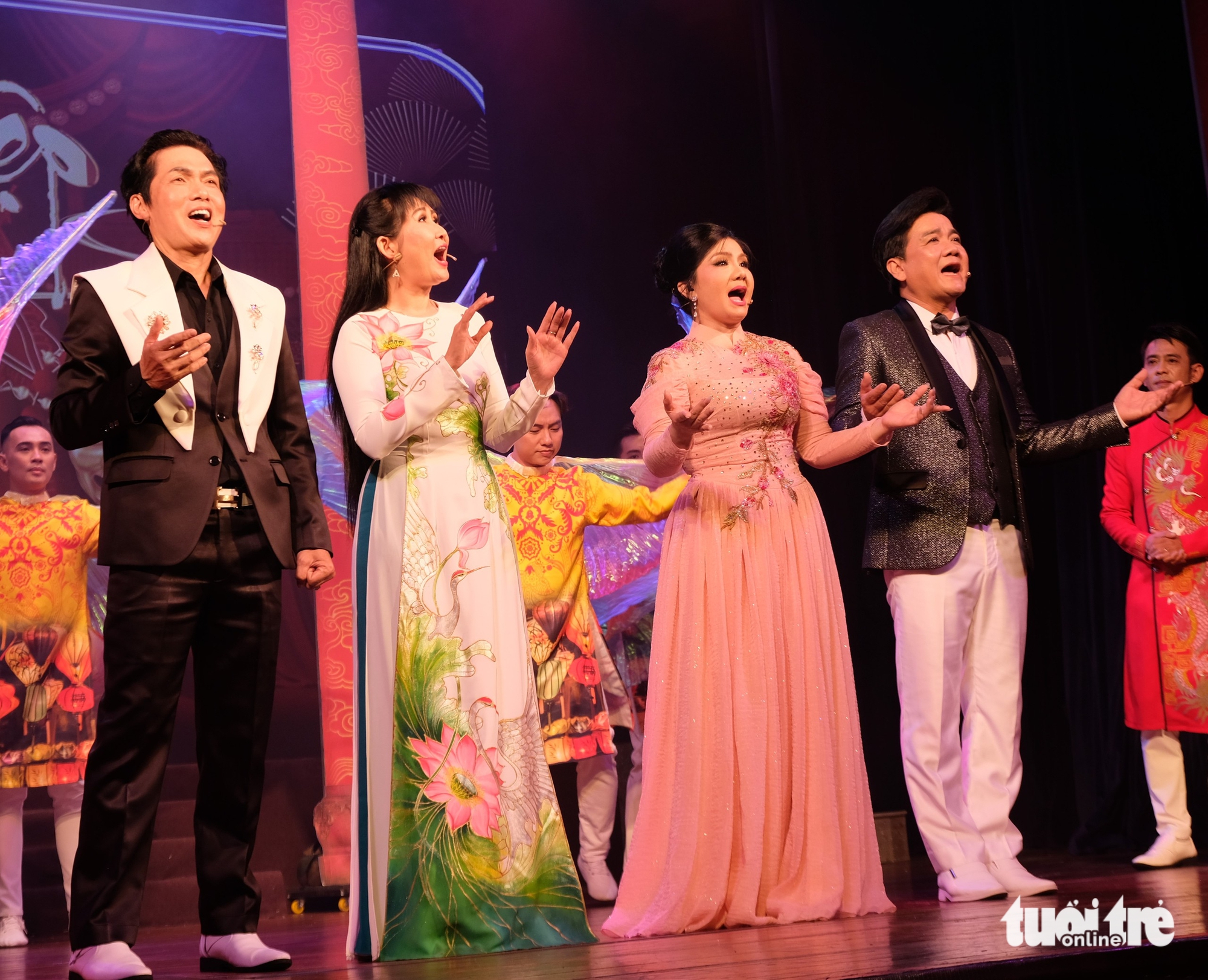 ចូវថាញ់, ភួងហាំង, ខេមធៀន, អ្នកចម្រៀងវ៉ុងកូវដែលដកដង្ហើមវែងៗបីនាក់ជួបជុំគ្នាឡើងវិញ - រូបថត ៤. Châu Thanh, Phượng Hằng, Cẩm Tiên - ba giọng ca vọng cổ hơi dài hội ngộ - Ảnh 4.