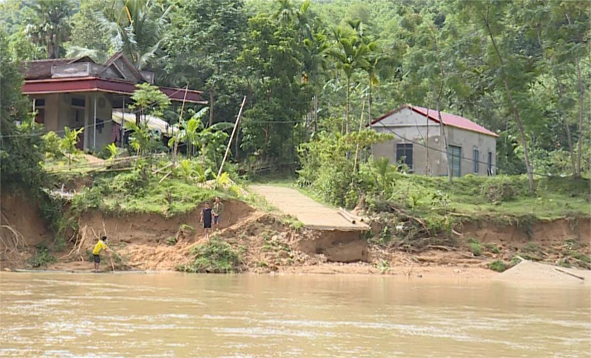 Cầu tạm bị lũ cuốn, hơn 100 người dân thôn Hành liều mình đi bè qua sông - Ảnh 2.