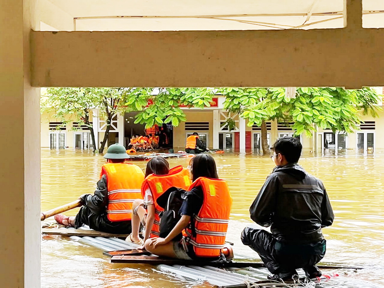 Dồn sức sửa trường đón học trò sau bão - Ảnh 3.