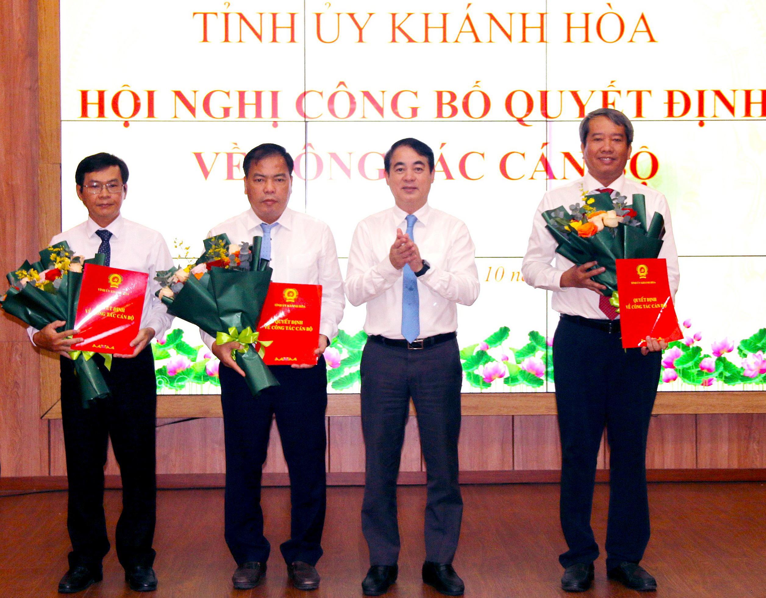 Bổ nhiệm chánh Văn phòng UBND tỉnh Khánh Hòa, 2 giám đốc sở và 3 bí thư xã, phường - Ảnh 1.