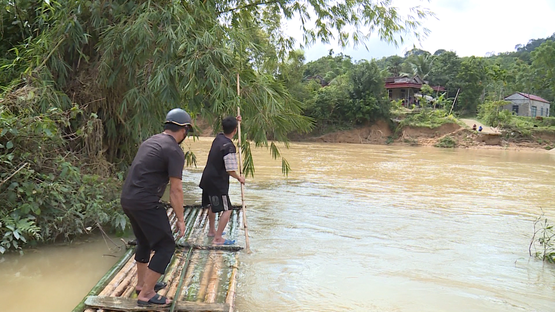 Cầu tạm bị lũ cuốn, hơn 100 người dân thôn Hành liều mình đi bè qua sông - Ảnh 1.