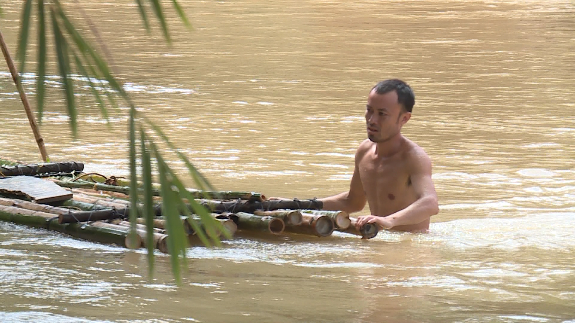 Cầu tạm bị lũ cuốn, hơn 100 người dân thôn Hành liều mình đi bè qua sông - Ảnh 3.