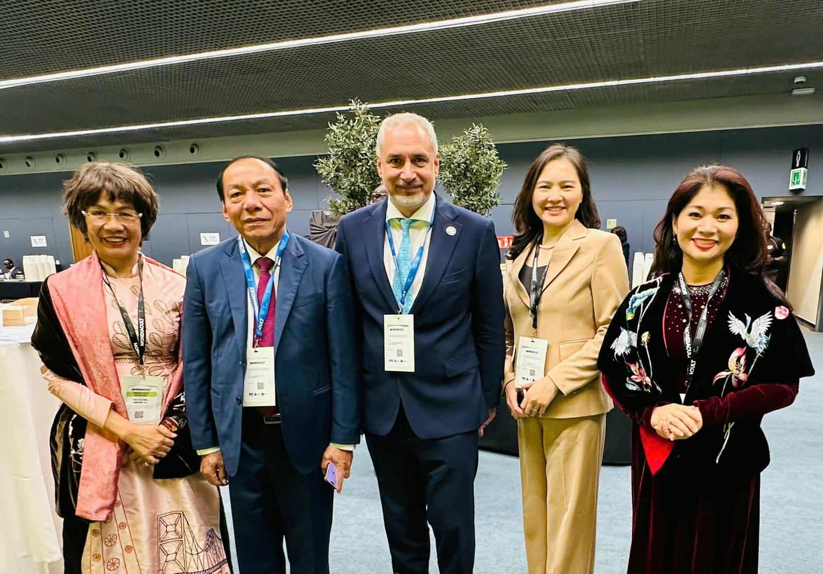 រដ្ឋមន្ត្រី Nguyen Van Hung អញ្ជើញទៅទស្សនាទីស្នាក់ការរបស់អង្គការទេសចរណ៍អង្គការសហប្រជាជាតិ - រូបថត ១. Bộ trưởng Nguyễn Văn Hùng thăm trụ sở Tổ chức Du lịch Liên hợp quốc - Ảnh 1.