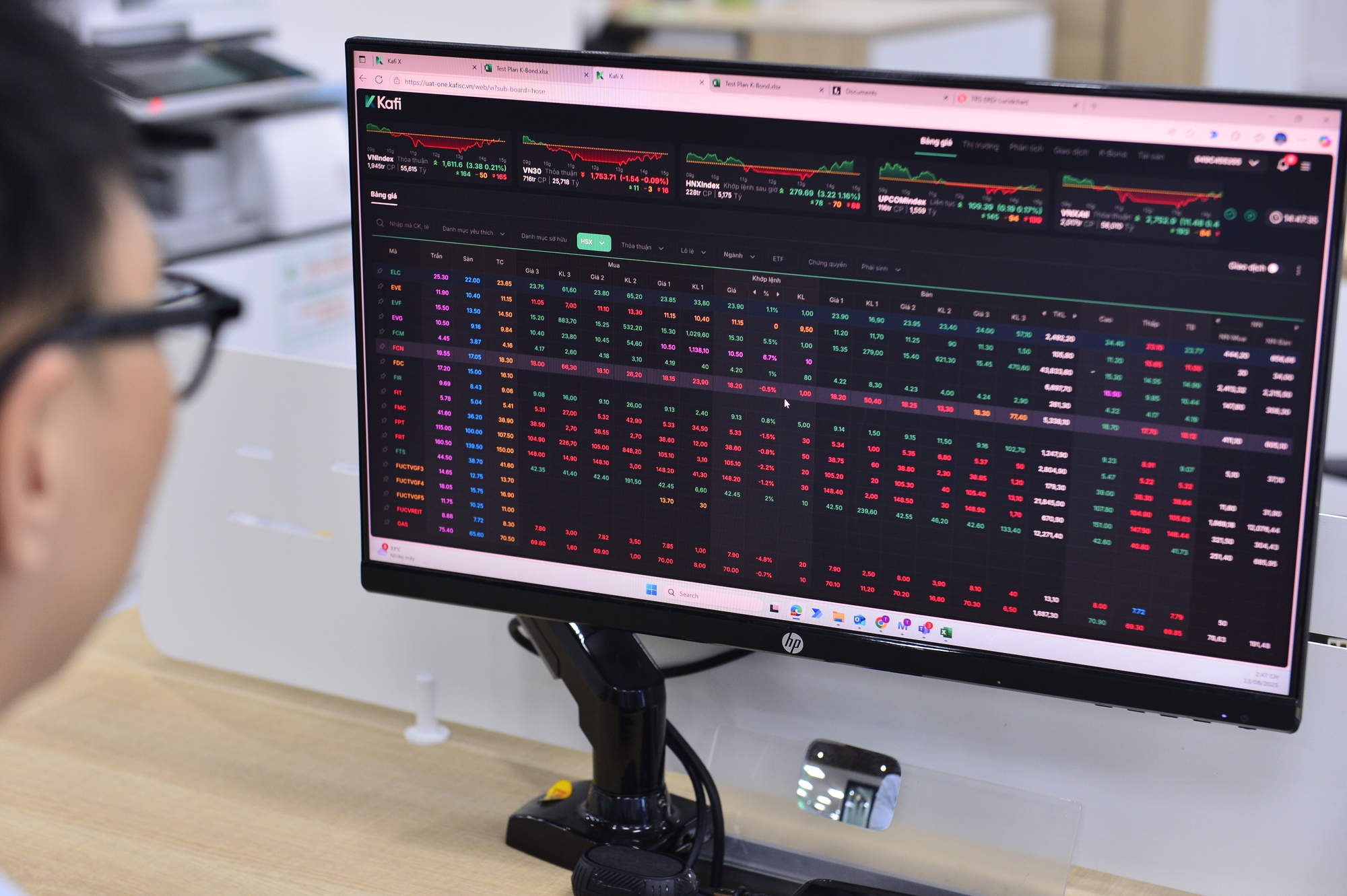 Dòng tiền suy yếu, chứng khoán giảm mạnh trước thời điểm công bố kết quả nâng hạng - Ảnh 1.