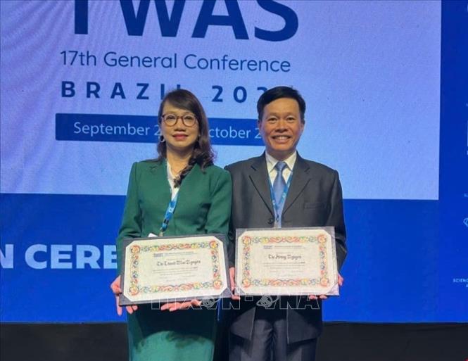 សាស្ត្រាចារ្យវៀតណាមពីររូបត្រូវបានគេទទួលស្គាល់ថាជាបណ្ឌិត្យសភាវិទ្យាសាស្ត្រពិភពលោក - រូបថត ១. Hai nhà khoa học Việt Nam được công nhận viện sĩ Viện hàn lâm Khoa học thế giới - Ảnh 1.