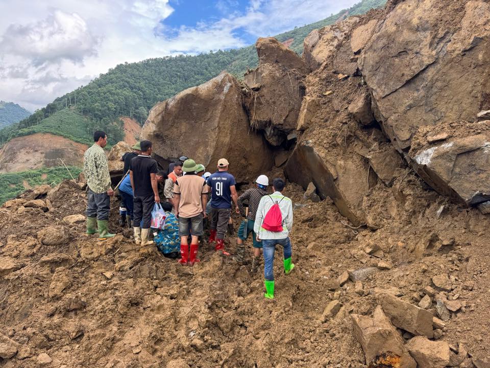 Xe bán tải cùng 3 người mất tích bí ẩn: Tìm thấy xe ô tô dưới đống đất đá sạt lở - Ảnh 1.