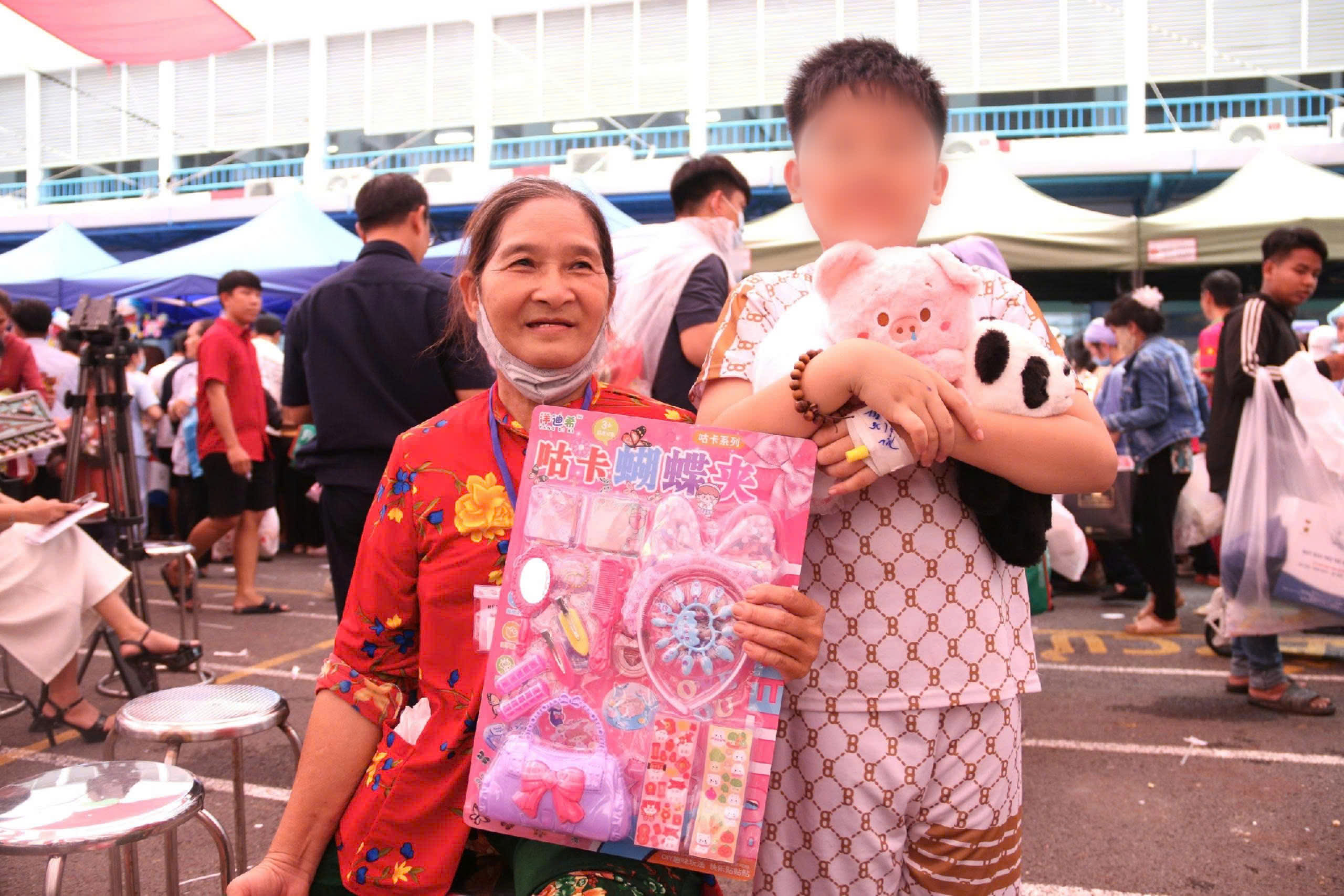 Gần 2.000 phần quà Trung thu tặng bệnh nhi Bệnh viện Nhi đồng 1 - Ảnh 6.