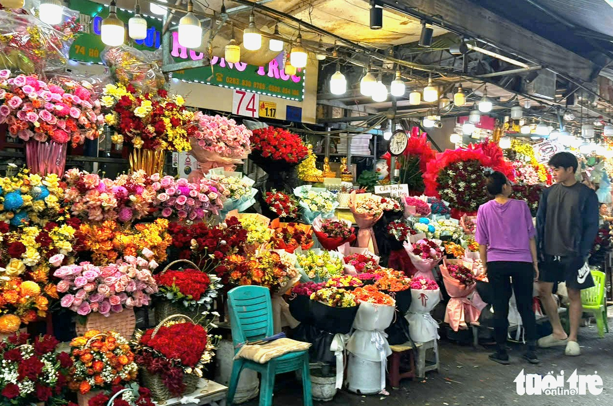 Lễ 20-10: Hoa hồng Trung Quốc lấn sân, kéo giá hoa trong nước giảm - Ảnh 1.