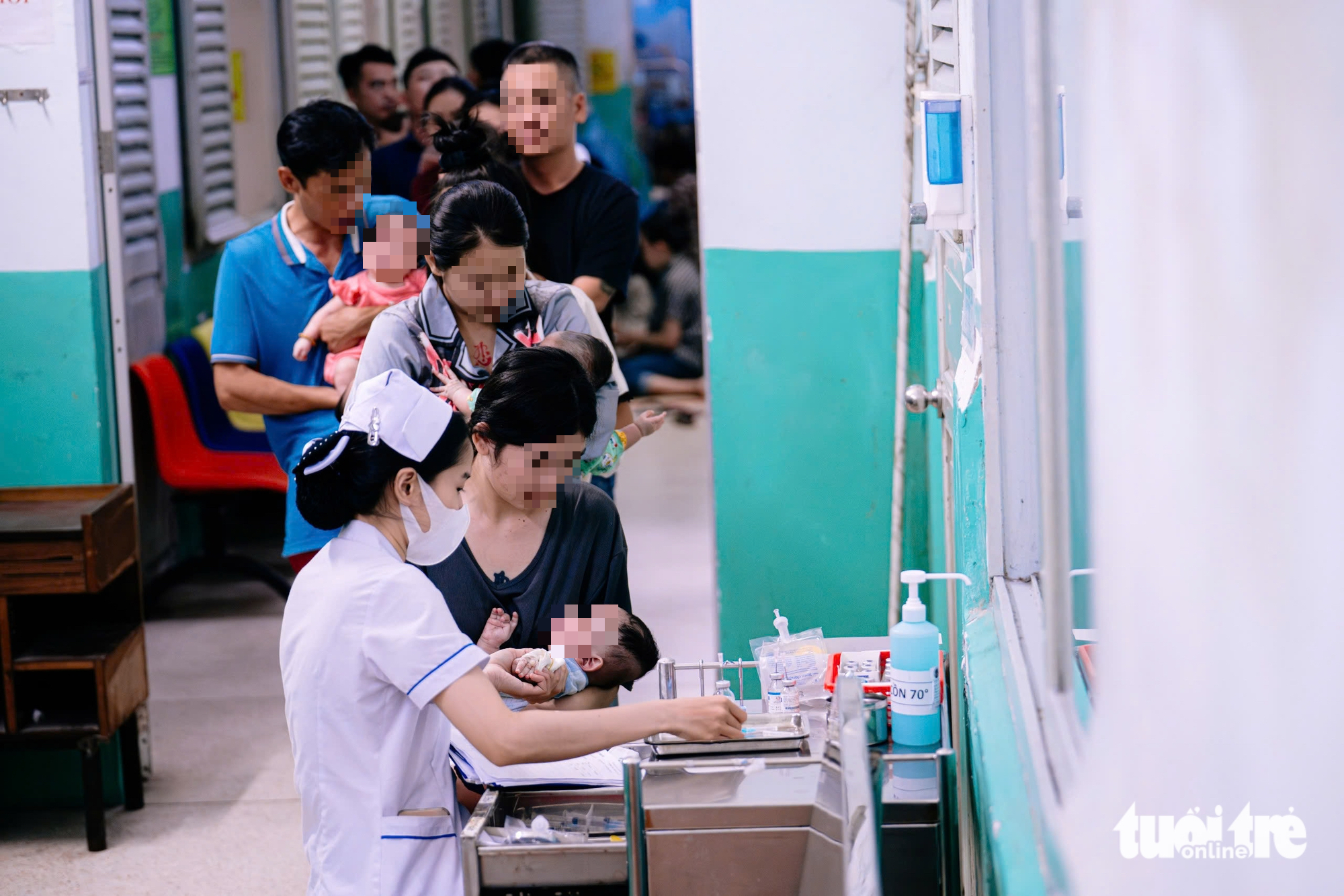 Trẻ mắc bệnh hô hấp tăng, 9 y bác sĩ xuyên đêm chăm gần 200 bệnh nhi - Ảnh 5.