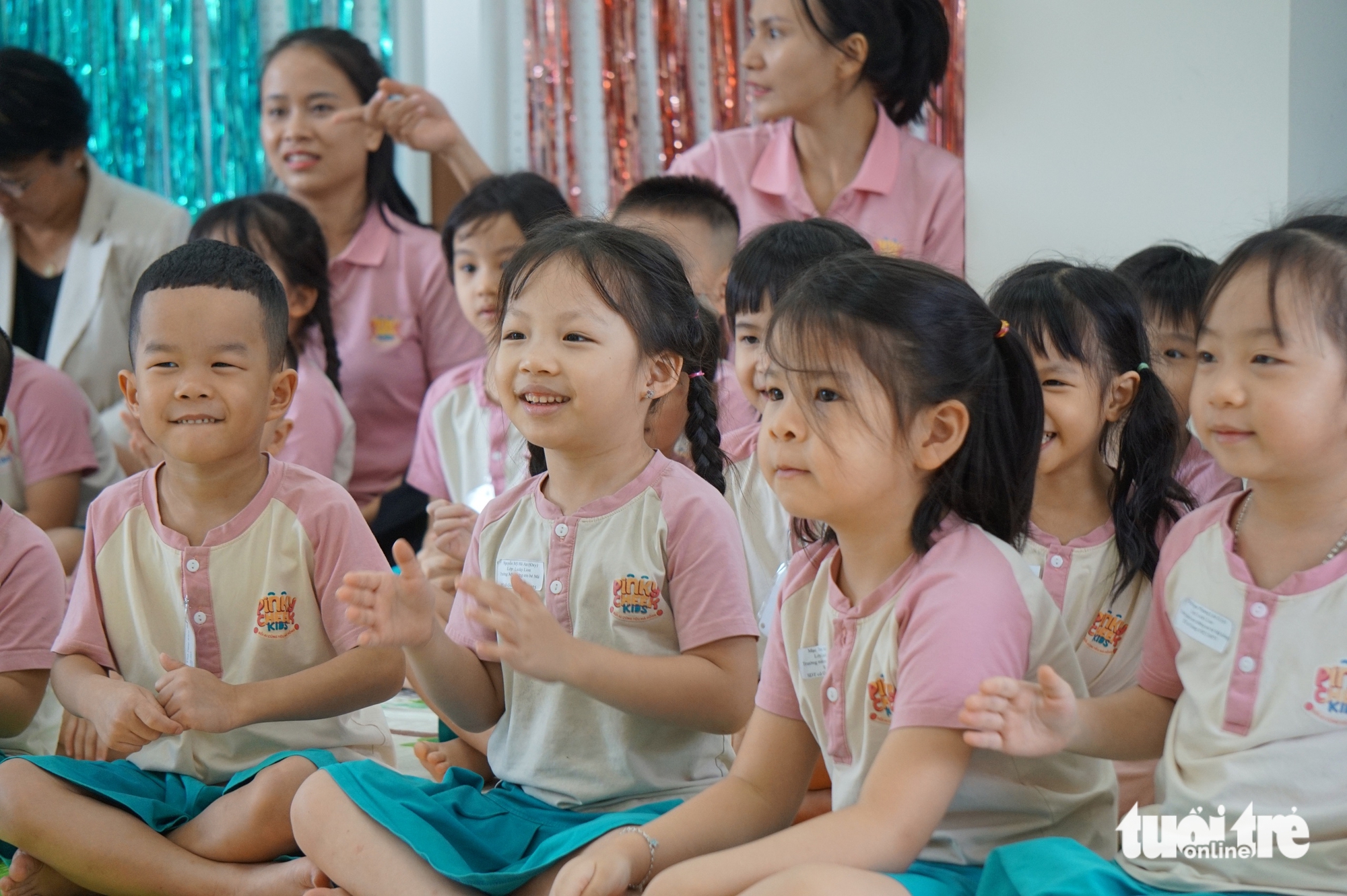 Những ánh mắt trẻ thơ ‘thèm’ sách - Ảnh 2. Tuần sách kết nối - Ảnh 2.